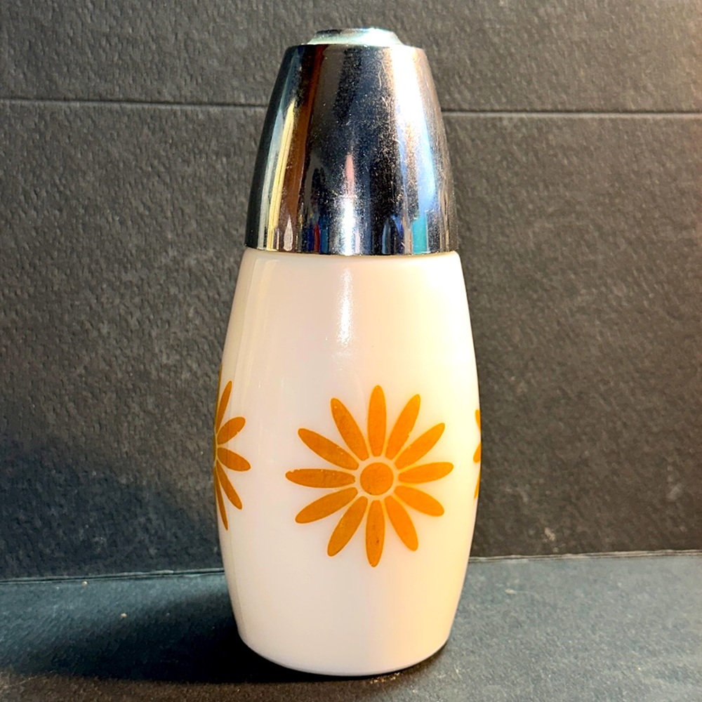 Vintage Retro Westinghouse Gemco shaker Milk Glass Yellow/mustard Flower